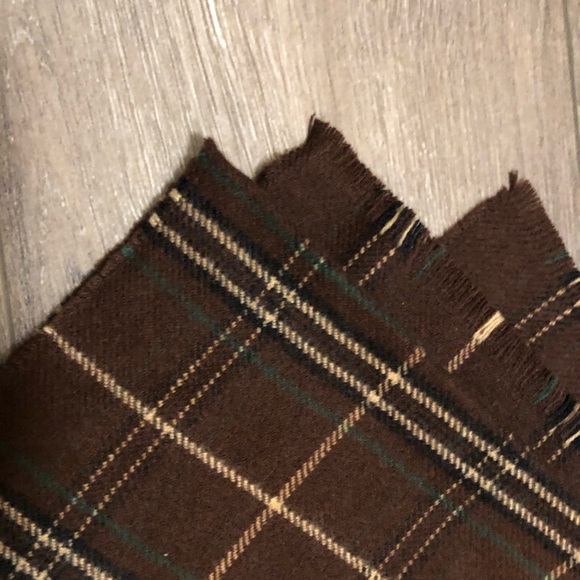 A super soft brown scarf with green streaks - Picture 3 of 4